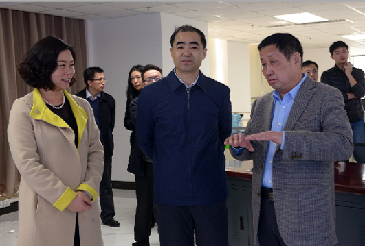 时任商务部综合司副司长宋立洪（前排中）到青青草短视频APP集团指导工作